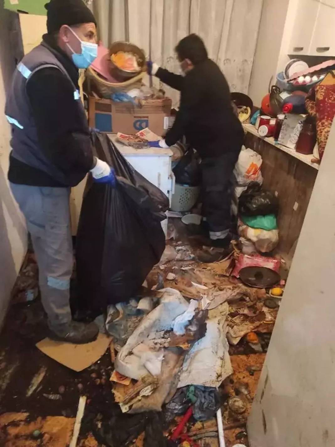 Şikayet üzerine apartman dairesine giden zabıta, şaşkınlıktan dondu kaldı! Ev, ev değil; tarif edecek kelime bulamadılar 19